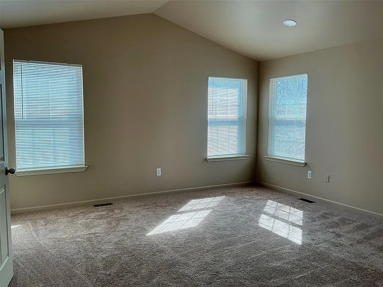48161 Nottinghill Ln — Photo 36