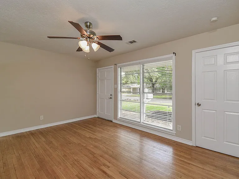 1509 N San Jacinto St — Photo 2