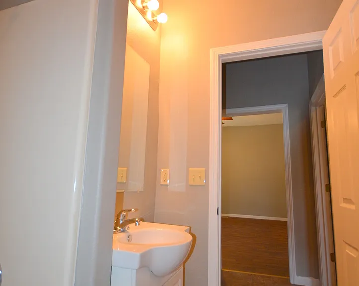 1211 N Rogers Ave — Photo 11