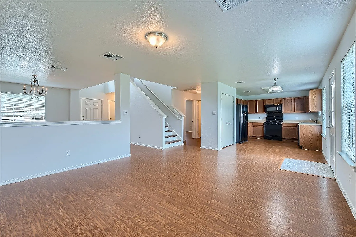 4 bed, 3.0 bath, 2420 sqft, $1,900 — Photo 2
