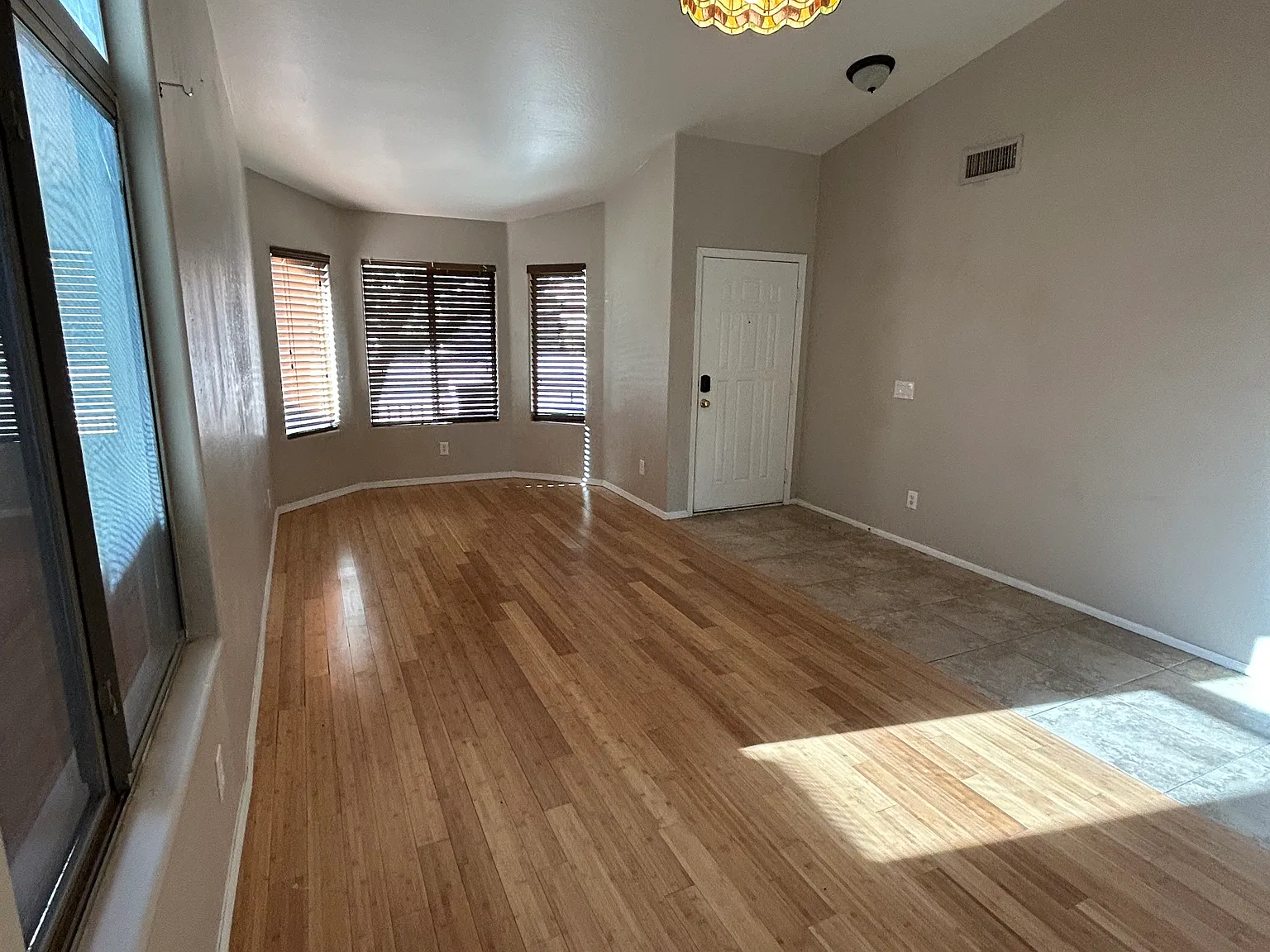 4 bed, 2.5 bath, 2400 sqft, $1,999 — Photo 2