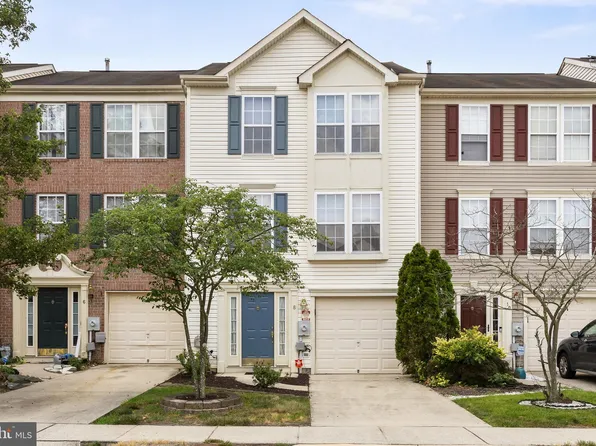 8 Players Ln, Pine Hill, NJ 08021