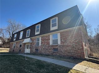 8725 Countryshire Ln, Kansas City, MO 64138