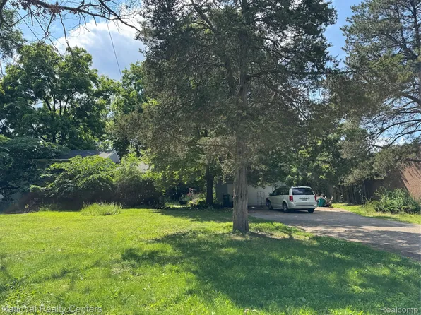 3090 Massena St, Commerce Township, MI 48382