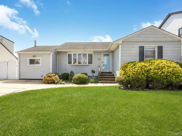3866 Hudson Avenue, Seaford, NY 11783