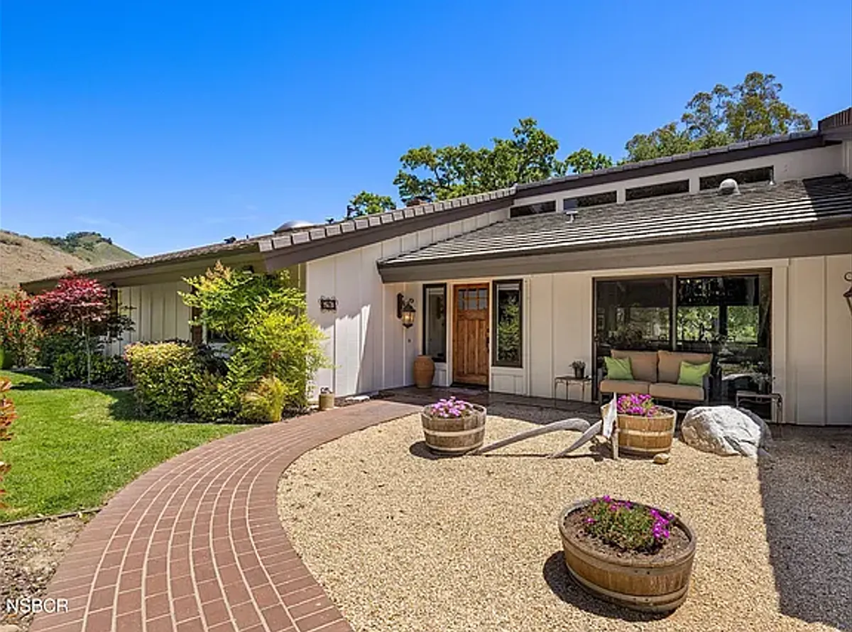 Building Photo - 690 Rancho Alisal Dr