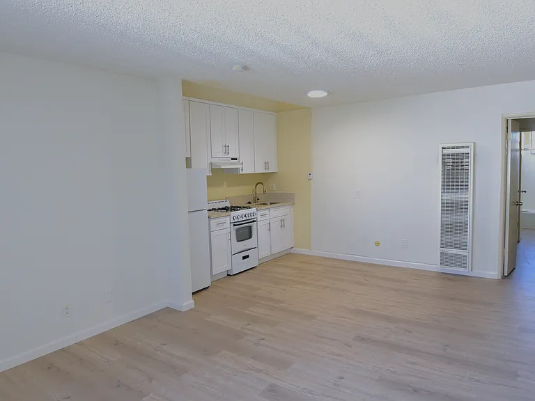 1015 E Lomita Ave #4 — Photo 2