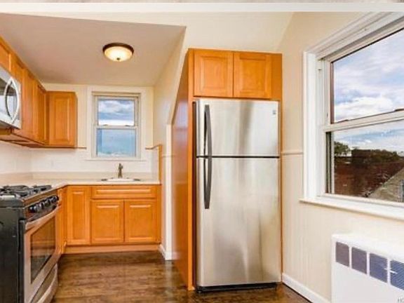 2nd image of 72 Sherwood Ave Unit 1