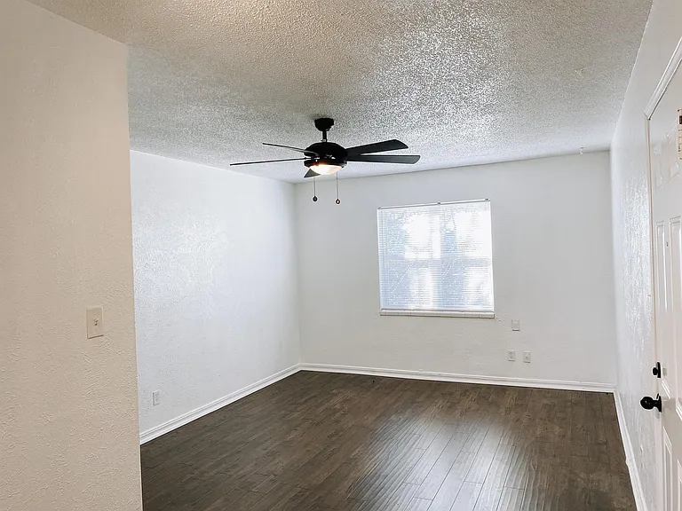 1722 N Lindsay Ave — Photo 8