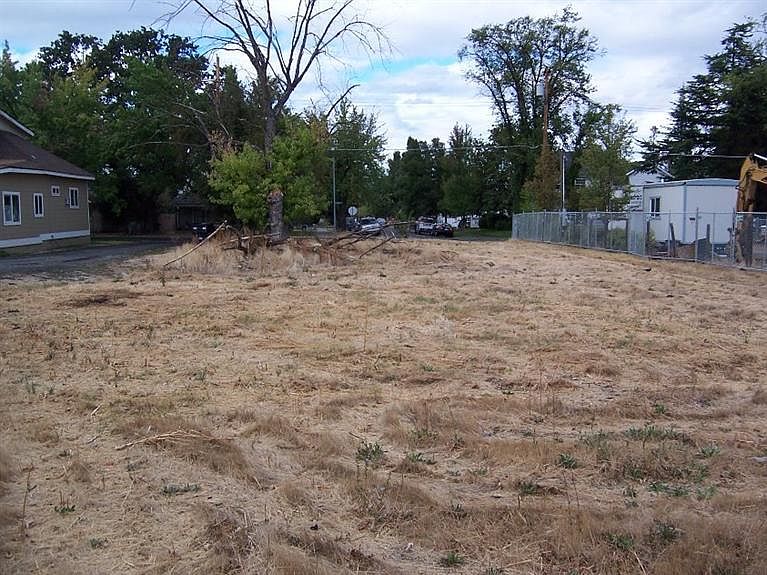 2nd image of 821 W 10th St