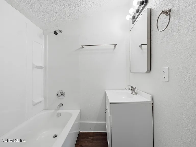 1123 E 14th St — Photo 25