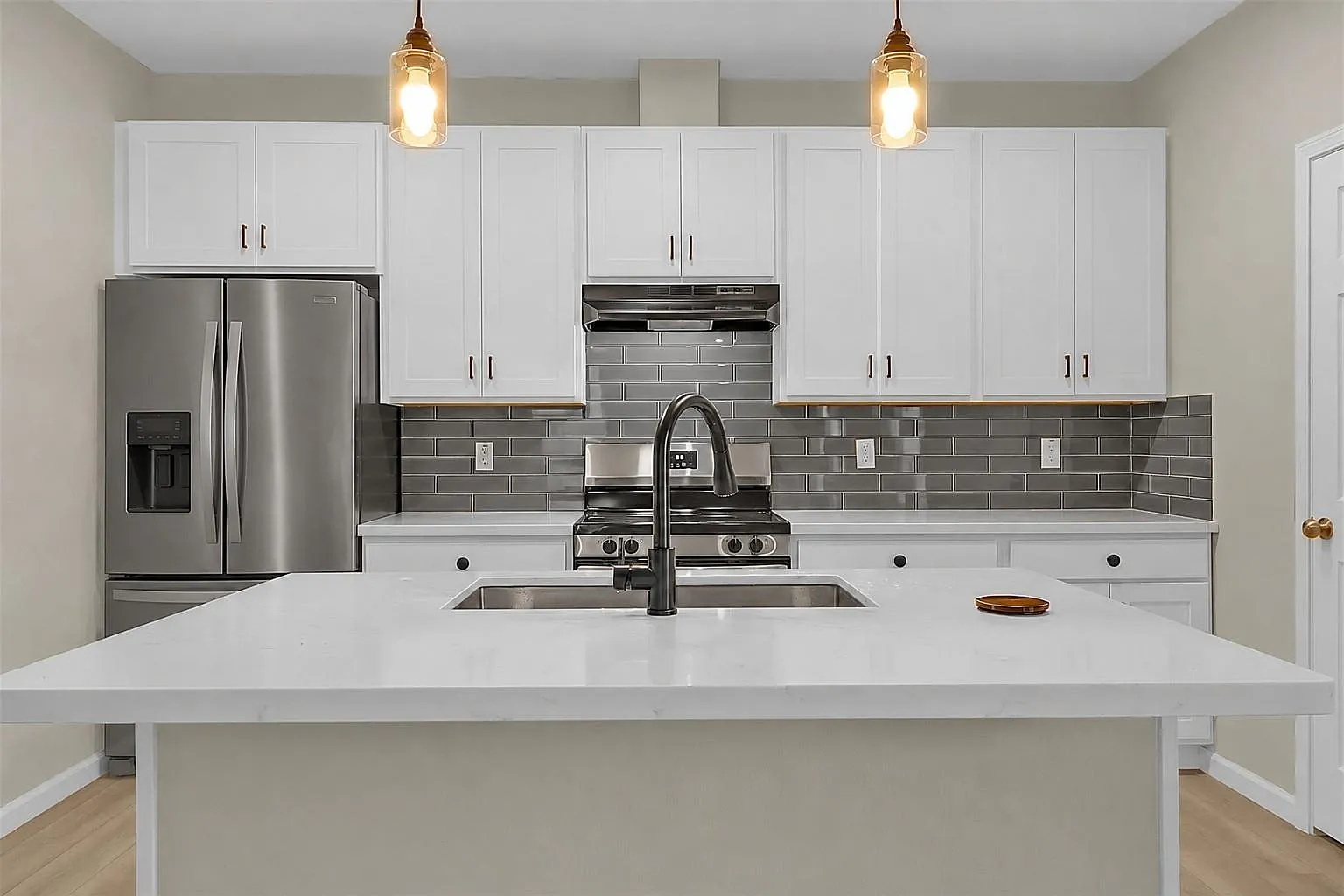 4 bed, 2.0 bath, 1648 sqft, $2,100 — Photo 3