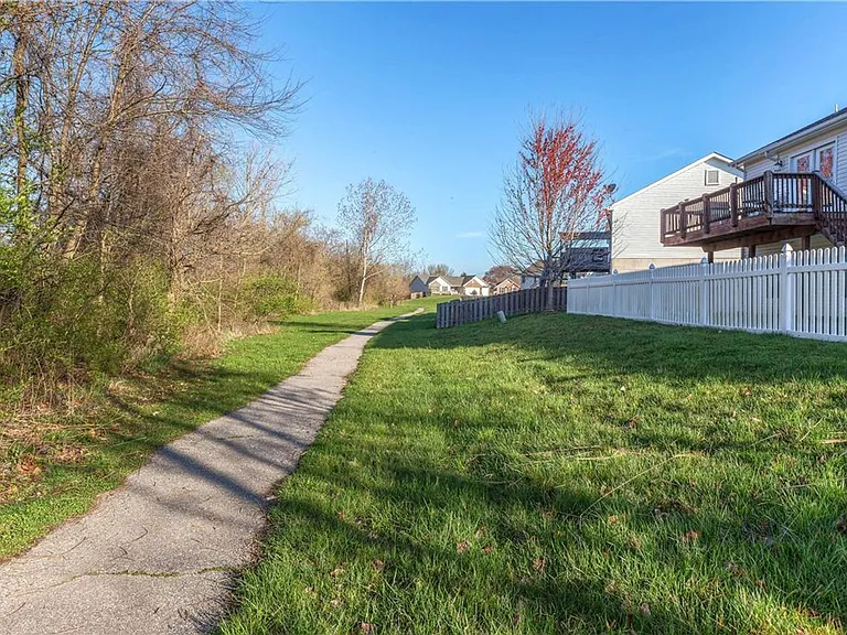 310 Royallsprings Pkwy — Photo 8