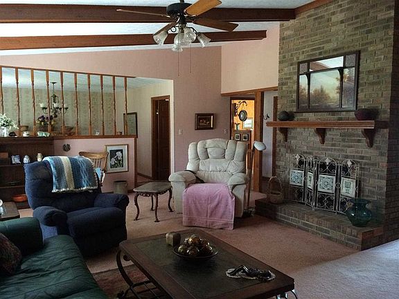 3rd image of 822 Lois Ln