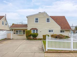 89 Blacksmith Rd, Levittown, NY 11756