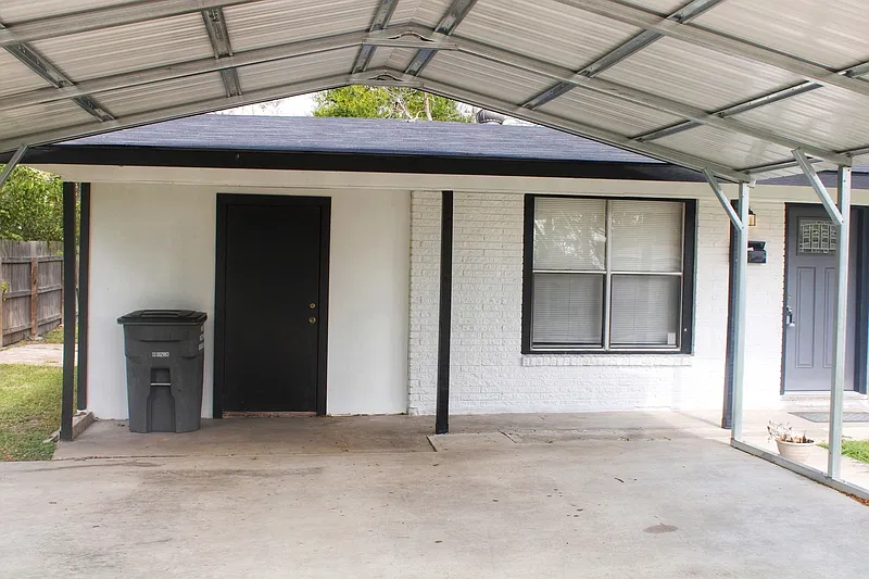 3 bed, 1.0 bath, 1300 sqft, $1,395 — Photo 2