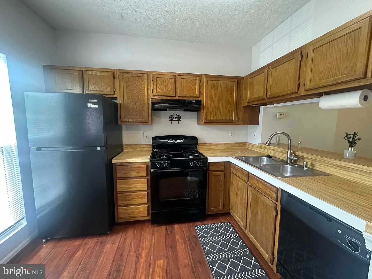 2 bed, 1.5 bath, 1008 sqft, $2,500 — Photo 2