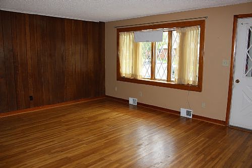 3rd image of 48 Della Dr