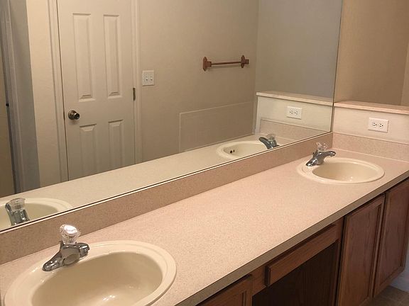 Double vanity in en suite master bedroom