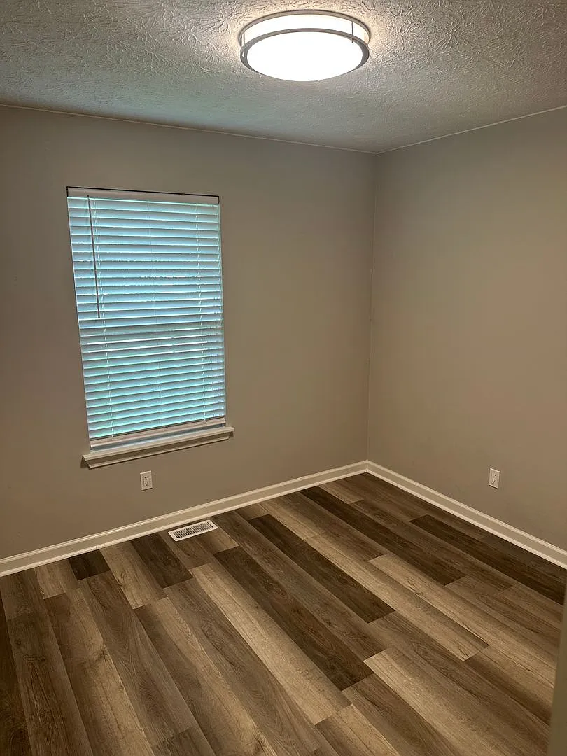 3 bedroom 1 bathroom house — Photo 3