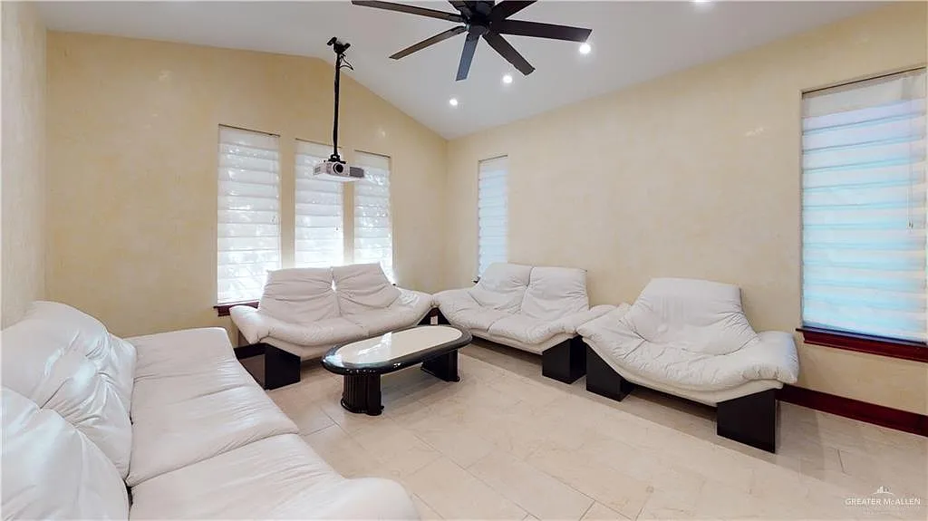 3 bed, 2.0 bath, 1365 sqft, $3,500 — Photo 3