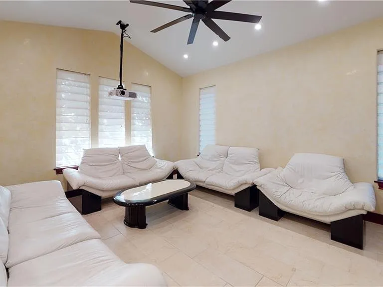 2816 Gardenia Cir — Photo 3