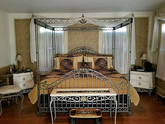 Master Bedroom w/ fireplace