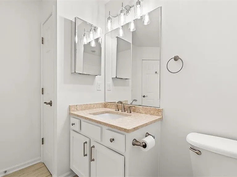 1305 Village Ln — Photo 21