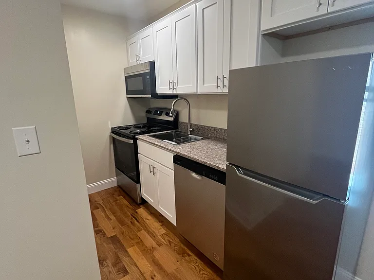 West Franklin Apts — Photo 15
