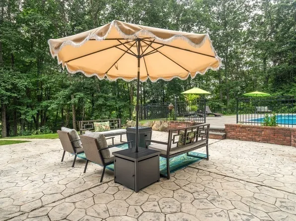 7 Shoreline Dr, Foxboro, MA 02035
