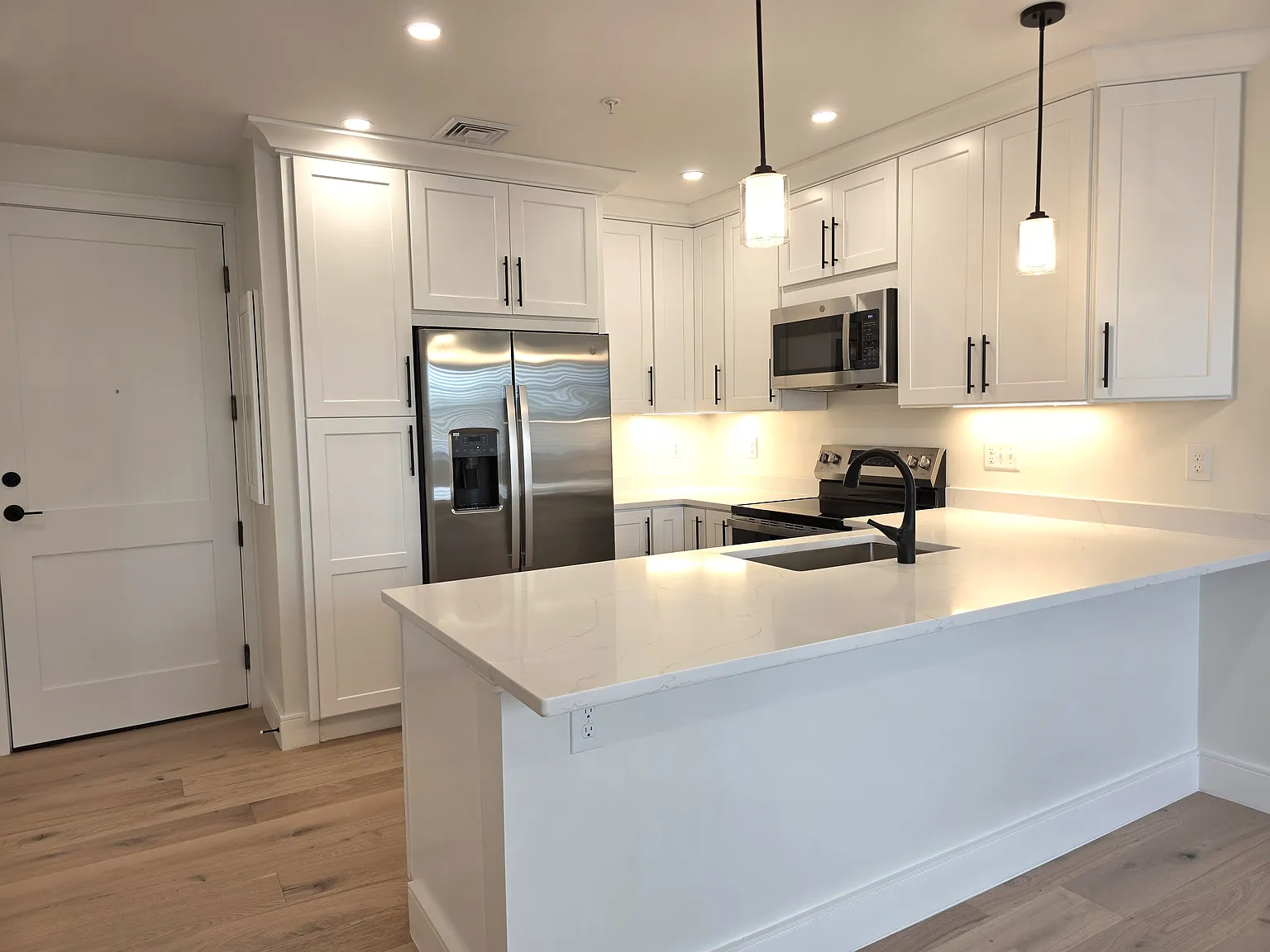 1 bed, 700 sqft, $2,800 — Photo 1