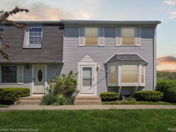 284 Lake Village Dr, Walled Lake, MI 48390