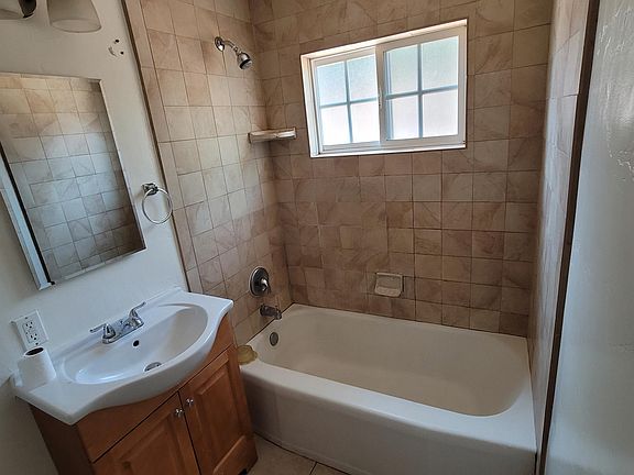 5th image of 1055 Greenfield Dr