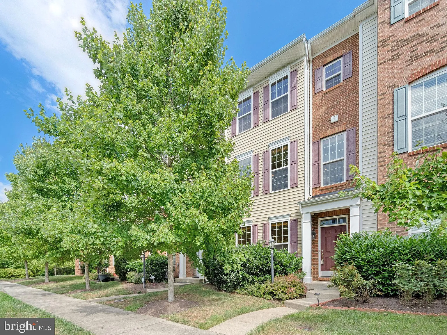 3 bed, 2.5 bath, 2412 sqft, $3,300 — Photo 2