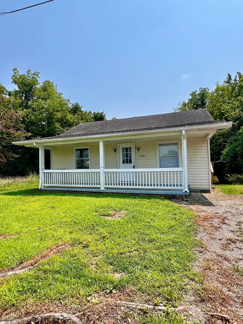 Available August 15! 3 Bedroom Home Near Downtown Clarksville — Photo 1