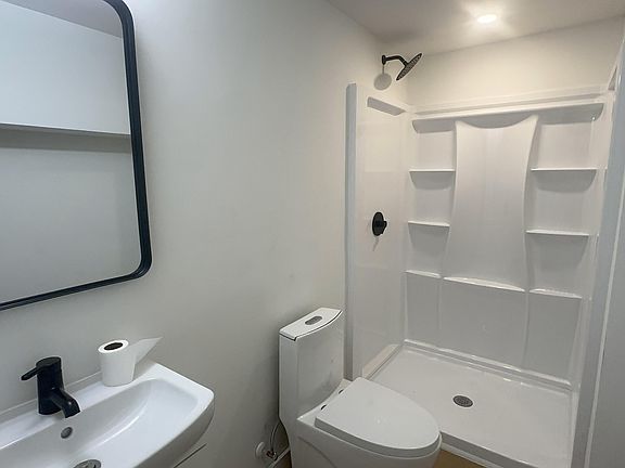 Full Bathroom 2