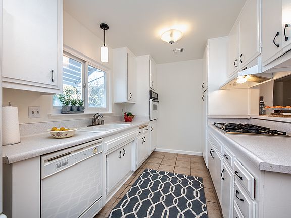5th image of 158 Tennyson St