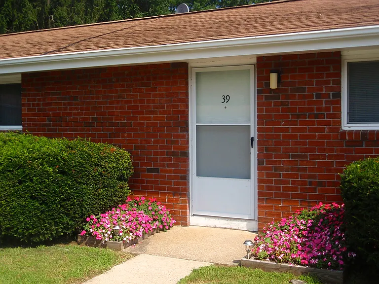 Lakeside Manor Apartments — Photo 9