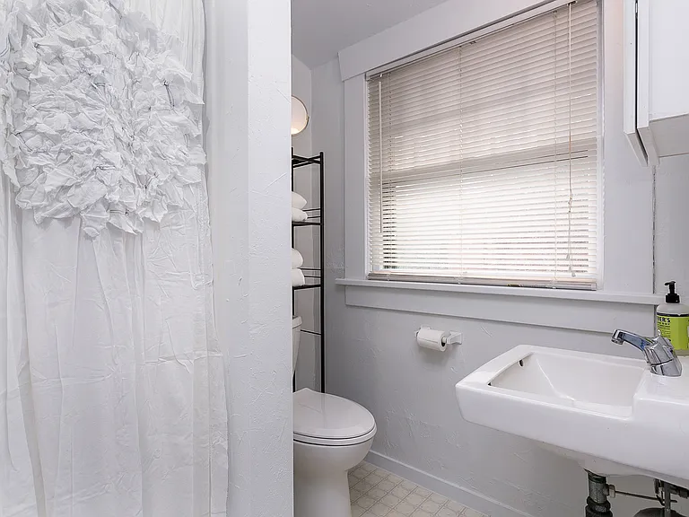 1324 Blaine Ave — Photo 6