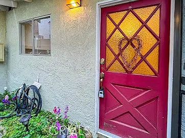 707 E Tujunga Ave #B — Photo 2