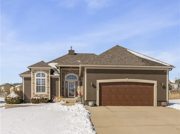 12124 Pine Valley Dr, Kansas City, KS 66109