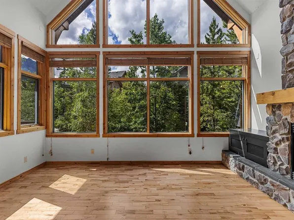 75 W Dyrgas Gate #202, Canmore, AB T1W 0A6