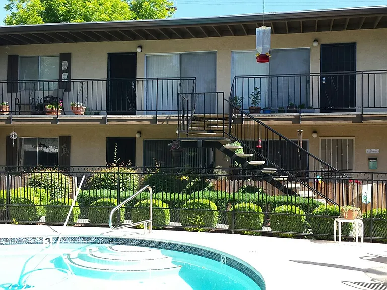 1078 Franklin Ave — Photo 43