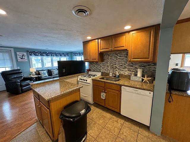 3 bed, 900 sqft, $2,300 — Photo 2