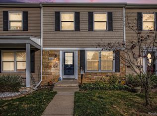 902 Little Hill Ct, Rochester, MI 48307