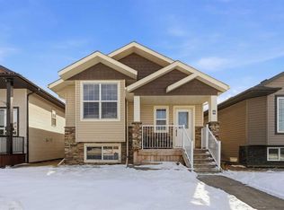 6 N Harvest Close, Penhold, AB T0M 1R0