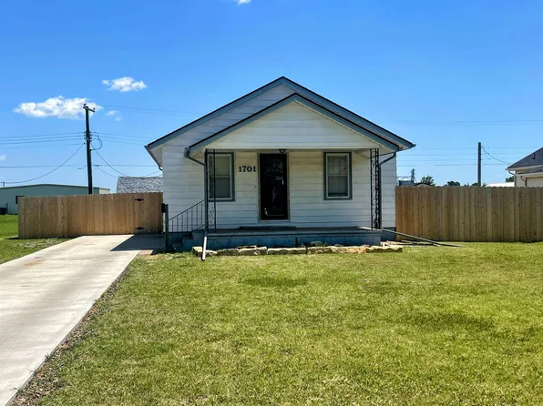 1701 N Elm St, Russell, KS 67665