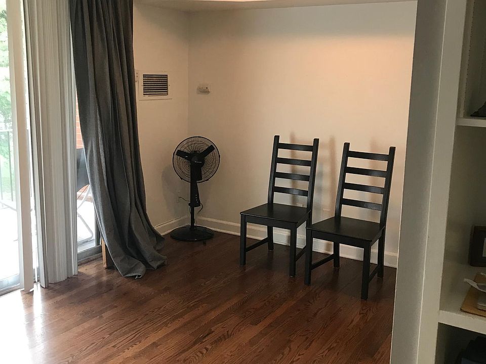 2nd image of 400 Queens Rd APT D2