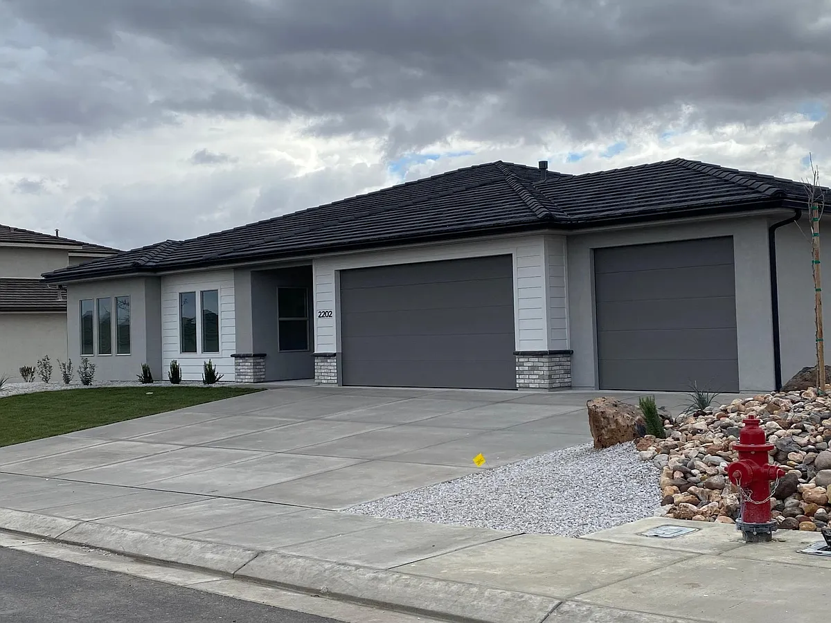 Building Photo - 2202 E Mountain Trl