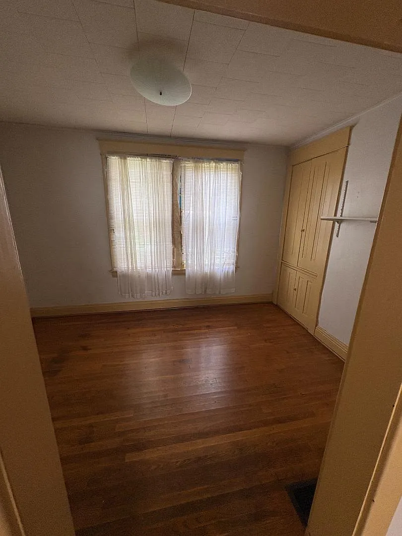 340 Green St - 340 Green St — Photo 3